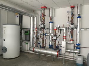 Kotłownia gazowa o mocy 280kW w obiekcie IFA POWERTRAIN POLSKA w Zimnej Wódce wyposażona w kocioł gazowy. Podobnie kotłownie olejowe wykorzystują moc kotła olejowego. Glimar realizuje kotłownie gazowe i olejowe.