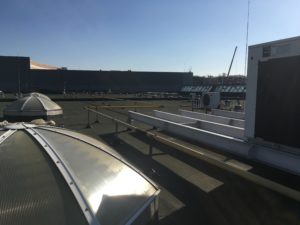 Instalacja gazowa (300mb) z rur stalowych zamocowana na systemowej konstrukcji wsporczej Niczuk w Centrum Handlowym PLATAN w Zabrzu.