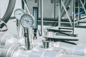 Manometr na pompie wodnej skraplacza, przyrząd pomiarowy