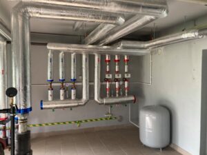 Węzeł cieplny w budynku mieszkalnym w Gliwicach, wykonany przez firmę Glimar. Instalacje sanitarne i techniczne