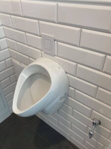 Instalacja wodno kanalizacyjna z białym montażem (pisuar) w Wodzisławiu Śląskim. Realizacja firmy GLIMAR.