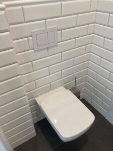 Instalacja wodno kanalizacyjna z białym montażem WC w Wodzisławiu Śląskim. Realizacja firmy GLIMAR.