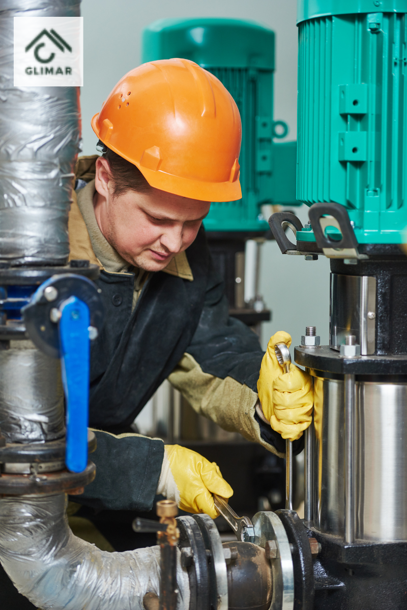 Pracownik kotłowni grzewczej. Centralne ogrzewanie prace serwisowe.