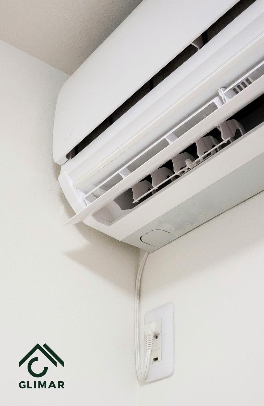 biały klimatyzator w pomieszczeniu, możliwe jest ogrzewanie domu klimatyzacją