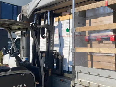 Rozładunek agregatu wody lodowej z free coolingiem na terenie zakładu Castolin<br />
